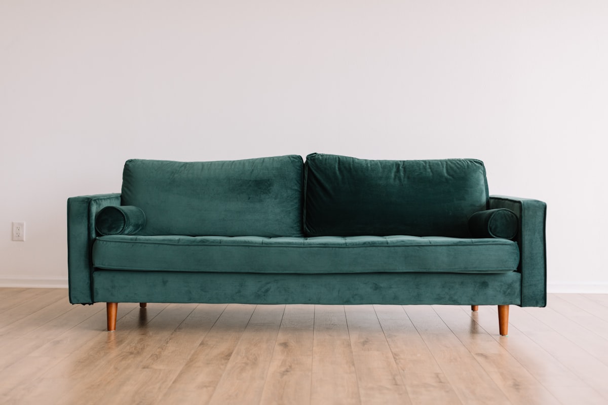 Velvet Forest – Mid-Century Sofa in Tannengrün